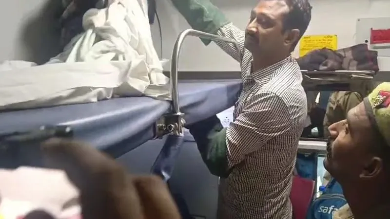 Etawah News: मगध एक्सप्रेस में निकला सांपा… यात्रियों में मची अफरातफरी, यात्री बोले- रात भर लगता रहा डर