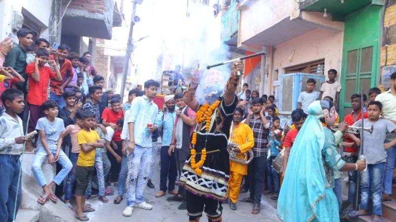 Ramleela 2023: इटावा में 164 वर्ष से हो रही रामलीला की यह है खास बात, सड़क पर कलाकार लीलाओं का करते मचंन…