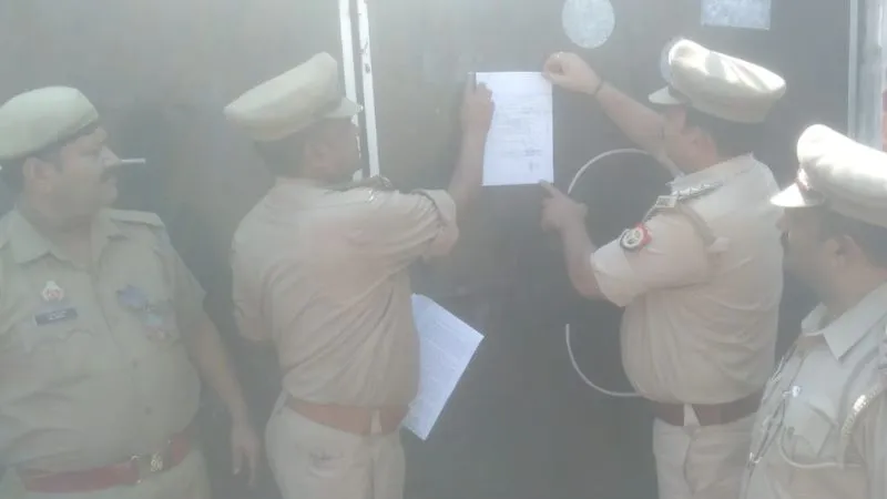 Kanpur Farmer Suicide Case: फरार भाजपा नेता पुलिस गिरफ्त से दूर, पुलिस ने आरोपी जितेंद्र यादव के घर नोटिस चस्पा की