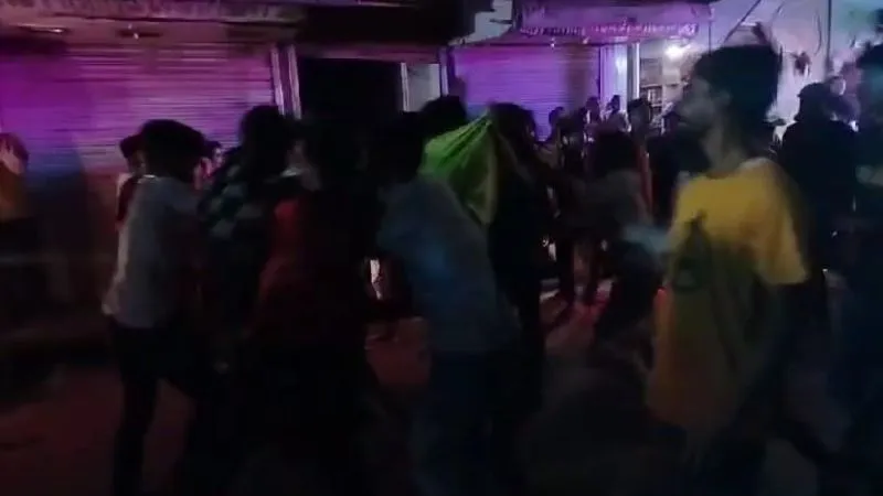 Farrukhabad News: शिव बारात में जगह-जगह हुई मारपीट, जमकर चले लात-घूसे, नदारद रही पुलिस, पढ़ें- पूरी खबर