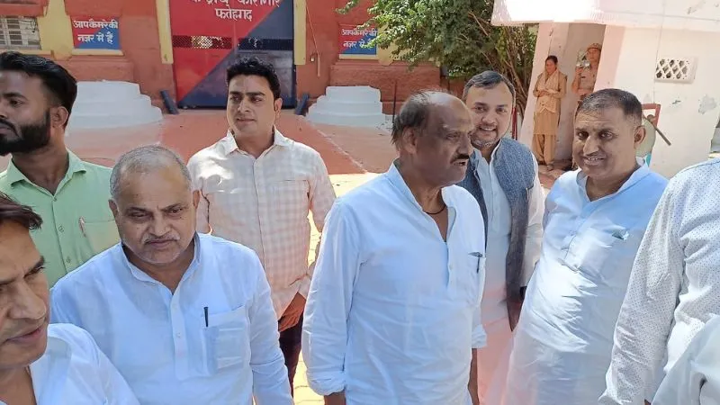 UP: सपा के पूर्व मंत्री दुर्गा प्रसाद ने जेल में बंद विधायक रमाकांत यादव से की मुलाकात, चुनाव को लेकर कहीं ये बात