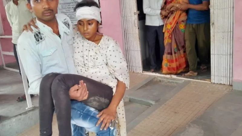 Fatehpur Accident: श्रद्धालुओं से भरी पिकअप अनियंत्रित होकर पलटी… हादसे के बाद मची चीख-पुकार, 18 घायल