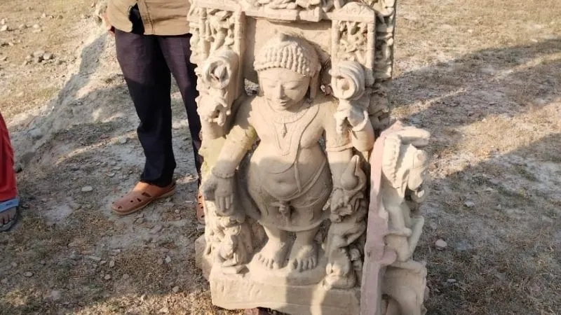 Fatehpur News: टीला से निकलीं हजारों वर्ष पुरानी मूर्तियां बनी चर्चा का विषय, ग्राम समाज की जमीन में हो रही थी लेवलिंग