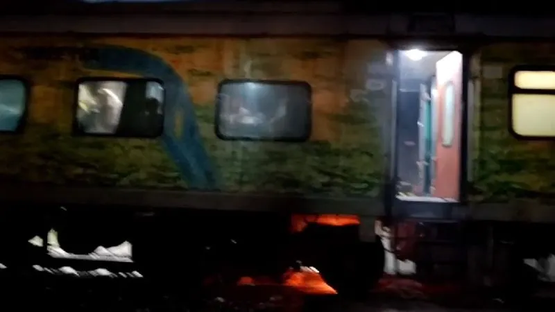 Fatehpur News: नॉनस्टॉप ट्रेन के एसी कोच में लगी आग, अचानक पहिए से निकलने लगा धुआं… चालक ने किया ये