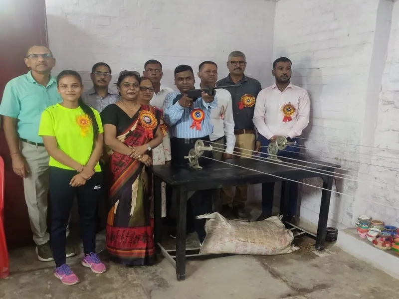 मुरादाबाद : राइफल शूटिंग प्रतियोगिता में छात्र-छात्राओं ने दिखाए निशानेबाजी का हुनर
