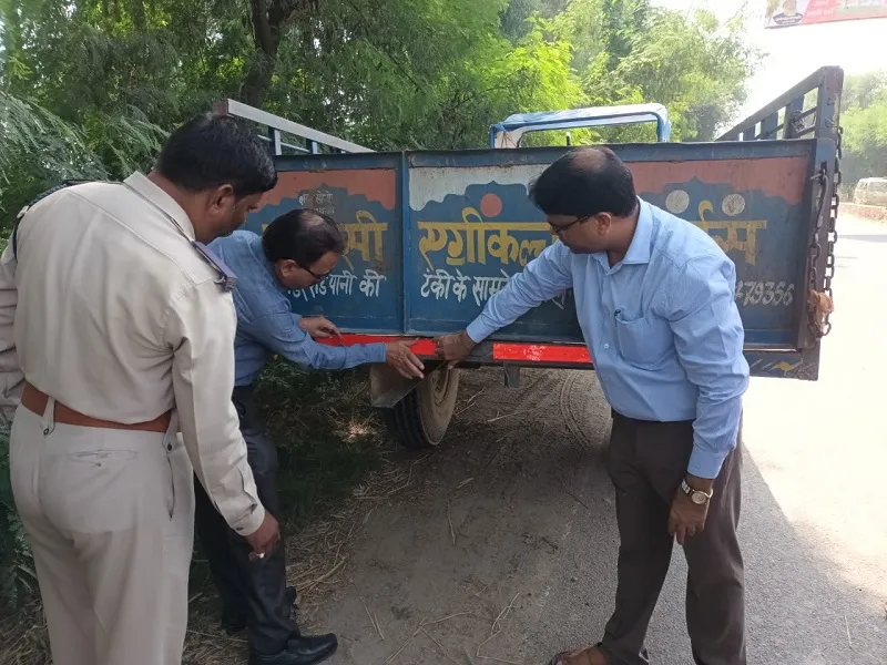 संभल : परिवहन विभाग के अधिकारियों ने ट्रैक्टर-ट्रालियों पर लगाए रिफ्लेक्टर टेप, दिया सुरक्षा का संदेश
