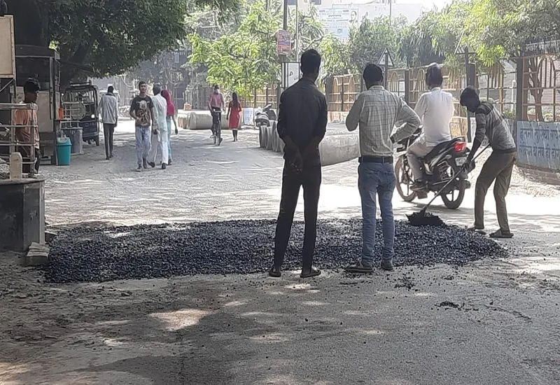 मुरादाबाद : त्योहार के चलते मुख्य सड़कों की करा रहे मरम्मत, कॉलोनियों में गड्ढे में चलने की मजबूरी