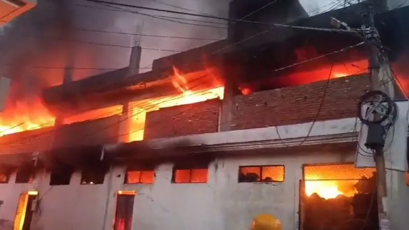 Kanpur Fire: दो जगह आग से धधक उठा शहर, कपड़ा गोदाम और ई- बस डिपो में लगी आग, करोड़ों का नुकसान
