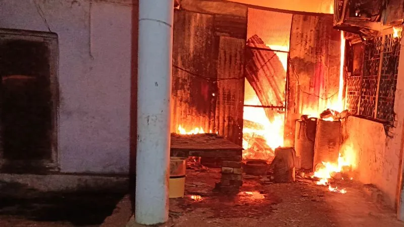 Kanpur Fire : एक बार फिर धधक उठा शहर, गोदाम में लगी भीषण आग, दमकल की गाड़ियों ने आग पर पाया काबू