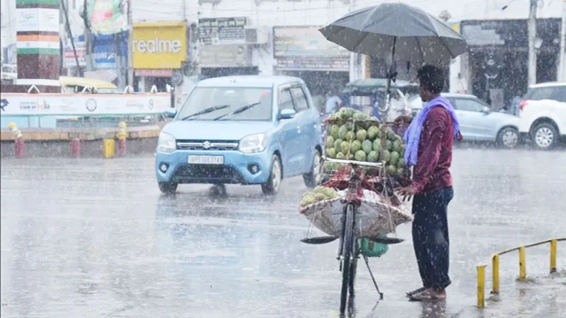 गोरखपुर में रिमझिम फुहारों से बदला मौसम, लोगों को हुआ सर्दी का एहसास