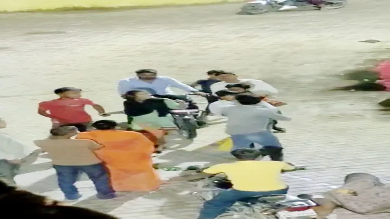 गोंडा: इलाज कराने अस्पताल गई महिला से शोहदों ने की छेड़छाड़, विरोध करने पर देवर को पीटा