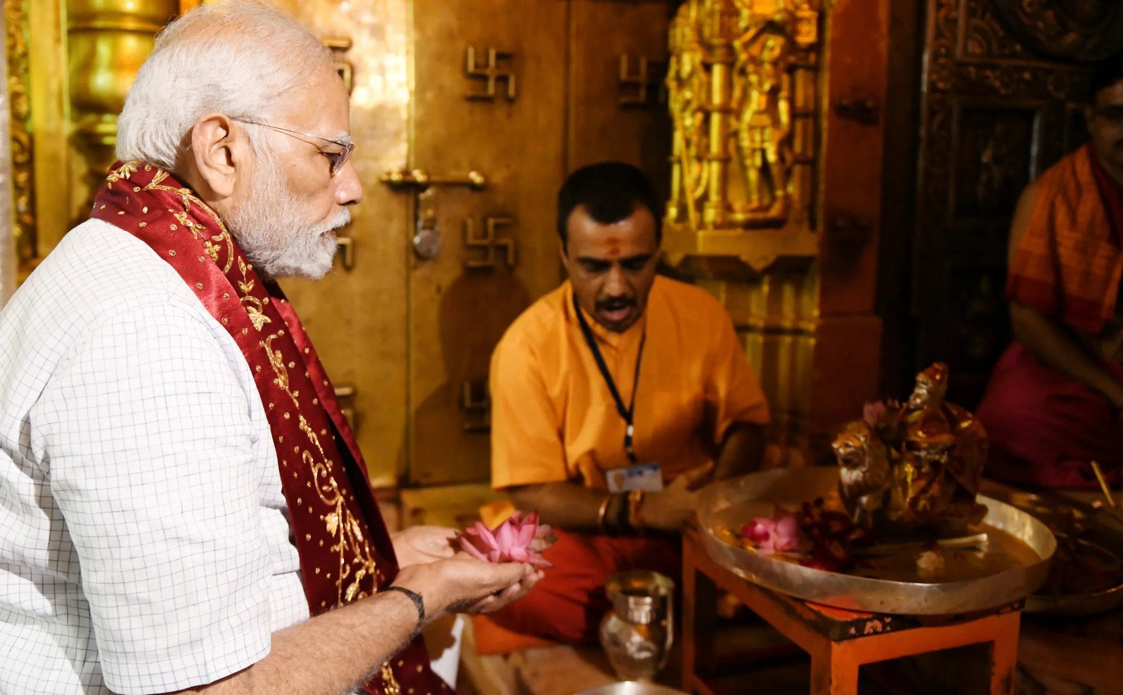 प्रधानमंत्री मोदी ने गुजरात के अंबाजी मंदिर में की पूजा-अर्चना