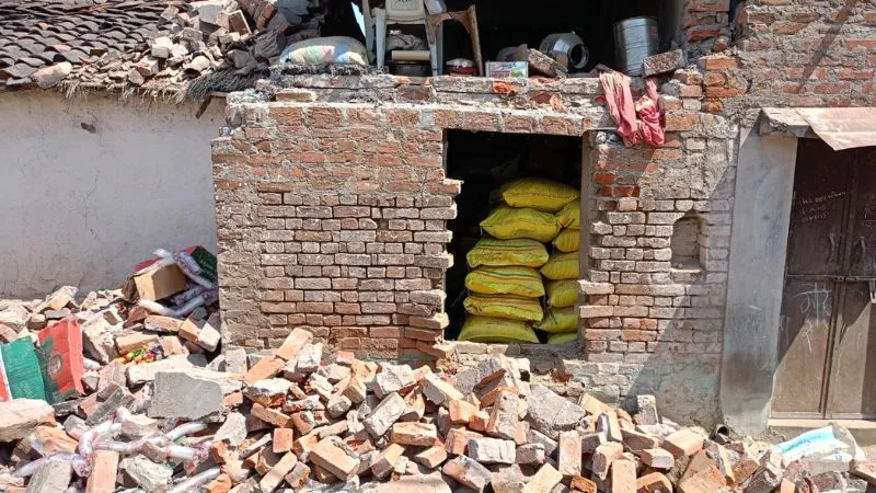 Hamirpur News: सुतली बम में कलर करते समय हुआ विस्फोट, तेज धमाका होने से मकान क्षतिग्रस्त, दो लोग घायल