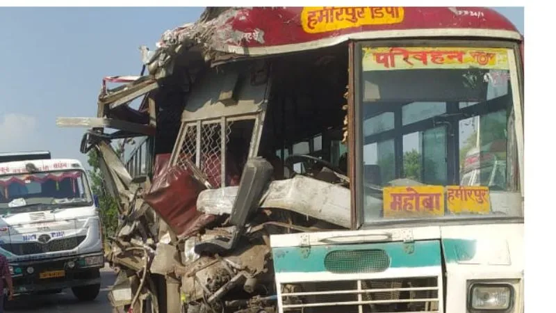 Hamirpur News: हाईवे में रोडवेज बस की ट्रक से हुई भिड़ंत, मची चीख-पुकार, एक दर्जन से अधिक यात्री घायल