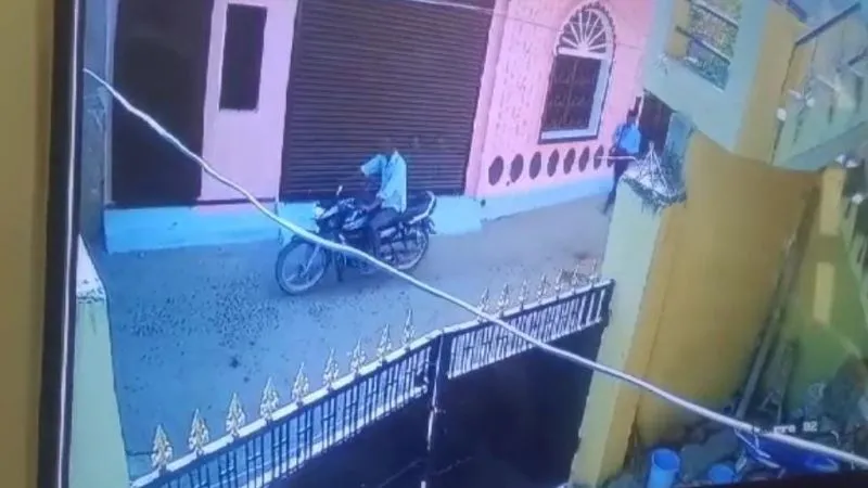 Hamirpur News: बर्तन व जेवर साफ करने के बहाने टप्पेबाज ले उड़े गहने, CCTV में घटना कैद, जांच में जुटी पुलिस