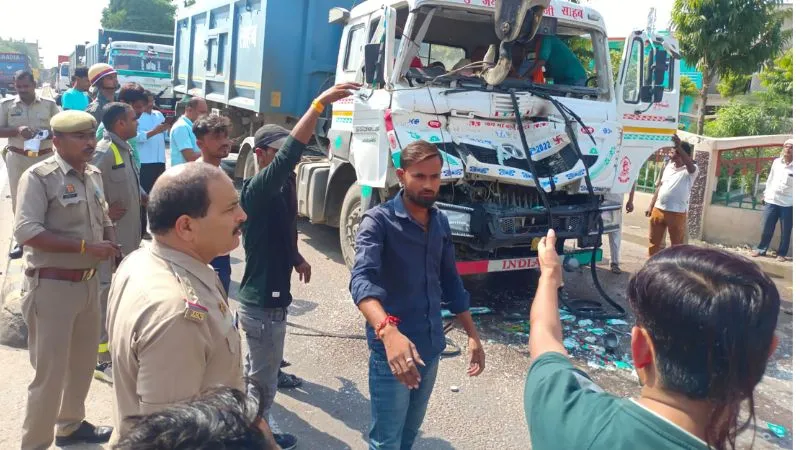Hamirpur News: अनियंत्रित डंपर की टक्कर से ट्रक में लगी आग, केबिन में फंसने से चालक झुलसा, अस्पताल में भर्ती