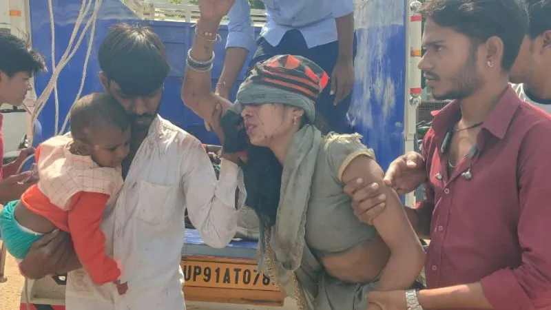 Hamirpur Accident: लोडर पलटने से मची चीख-पुकार… 28 श्रद्धालु घायल, पथरिया माता के दर्शन करने के जा रहे थे