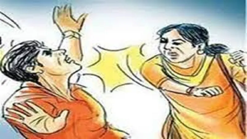 संभल: युवक की हरकत देख आग-बबूला हुई युवती, सरेराह शोहदे को चप्पल से पीटा