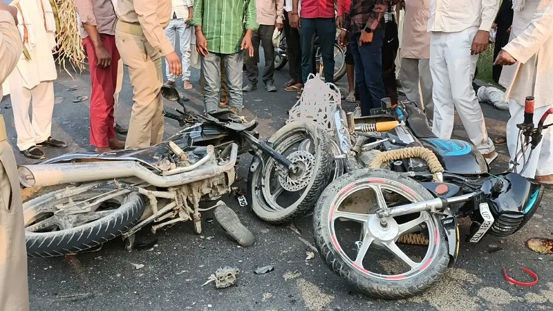 संभल: दो बाइकों की टक्कर में युवक की मौत, तीन गंभीर हायर सेंटर किया रेफर 