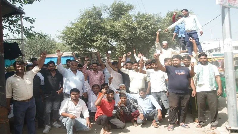 रामपुर: टैंपों चालकों ने लगाया पालिका अफसरों पर अवैध वसूली का आरोप, किया हंगामा 