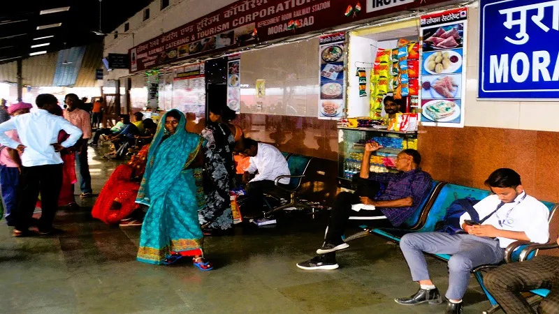 मुरादाबाद : ट्रेनों की लेटलतीफी से यात्री परेशान, छह घंटे देरी से पहुंची सद्भावना