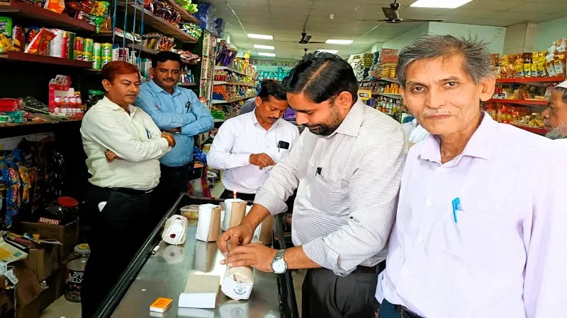 मुरादाबाद: छापेमारी में दुकानों से दूध, लड्डू, मखाना के नमूने लिए