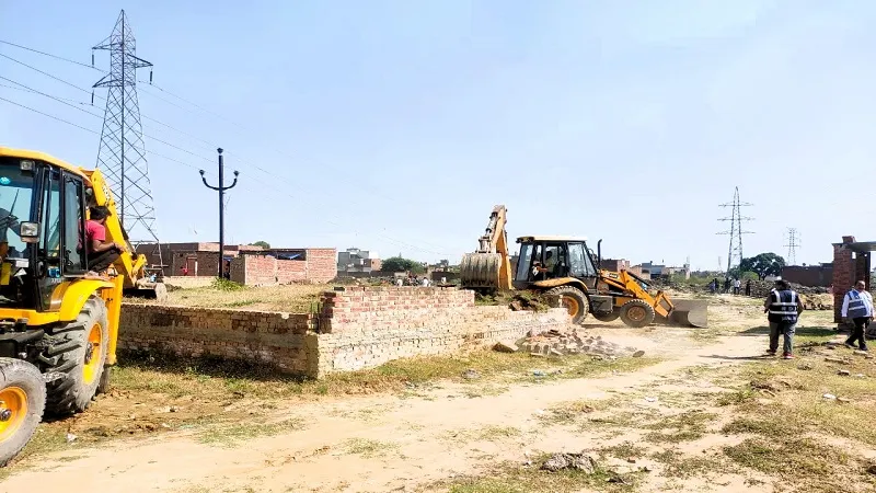 मुरादाबाद : लाकड़ी फाजलपुर व ढक्का में अवैध निर्माण पर चला बुलडोजर