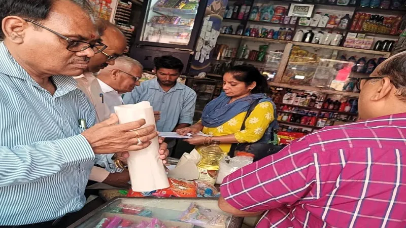 मुरादाबाद: छापेमारी कर कुट्टू का आटा व साबूदाना जांच के लिए भेजा