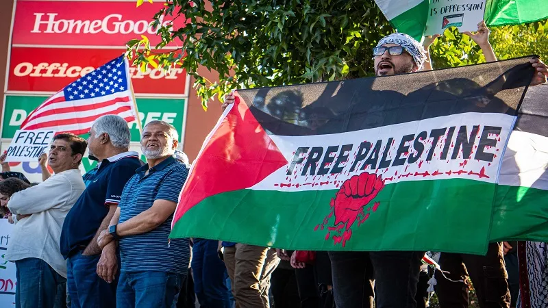 Israel Hamas War: अमेरिका में इजराइल के खिलाफ प्रदर्शन, लहराया फलस्तीनी झंडा... विशेष समुदाय के लोगों को हिरासत में लिया