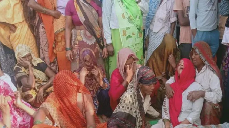 अमरोहा : फंदे पर लटका मिला किसान का शव, परिजनों ने लगाया हत्या का आरोप