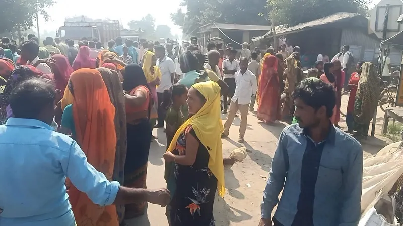 संभल: डंपर की टक्कर से युवती की मौत, परिजनों ने किया हंगामा