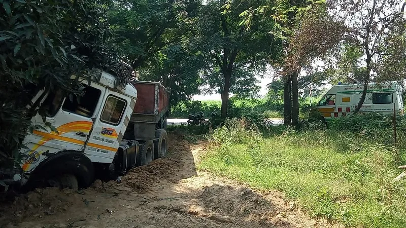 संभल: नीलगाय को बचाने के प्रयास में पेड़ से टकराया ट्रक, चालक घायल 