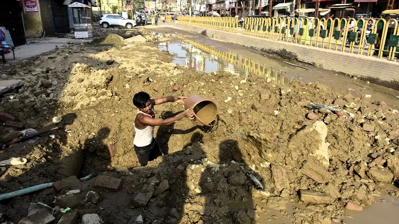 मुरादाबाद: सड़कों के गड्ढे और पानी की पाइप लाइन फटने से बढ़ी परेशानी, बहकर बर्बाद हो रहा हजारों लीटर पानी
