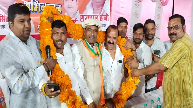 अमरोहा: पालिका अध्यक्ष ने भाजपा जिला अध्यक्ष का माला पहनाकर किया स्वागत, राधा-कृष्ण मूर्ति की भेंट 