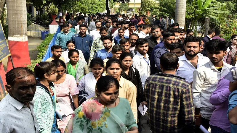 मुरादाबाद : जीएस और गणित के सवालों में उलझे परीक्षार्थी, 17, 664 रहे अनुपस्थित