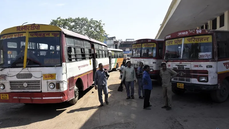 मुरादाबाद: रोडवेज प्रबंधन के दावे खोखले, बसों की टूटी खिड़कियां यात्रियों की बढ़ा रहीं परेशानी