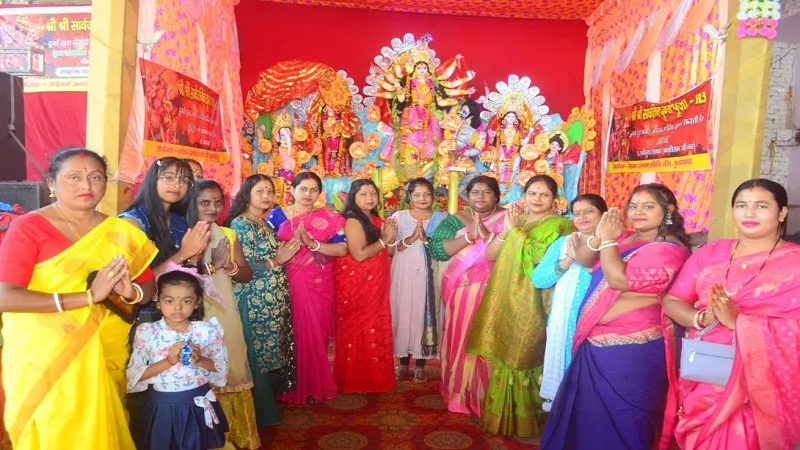मुरादाबाद : मंदिरों में की पूजा, पंडाल में मां के दर्शन कर नवाया शीश
