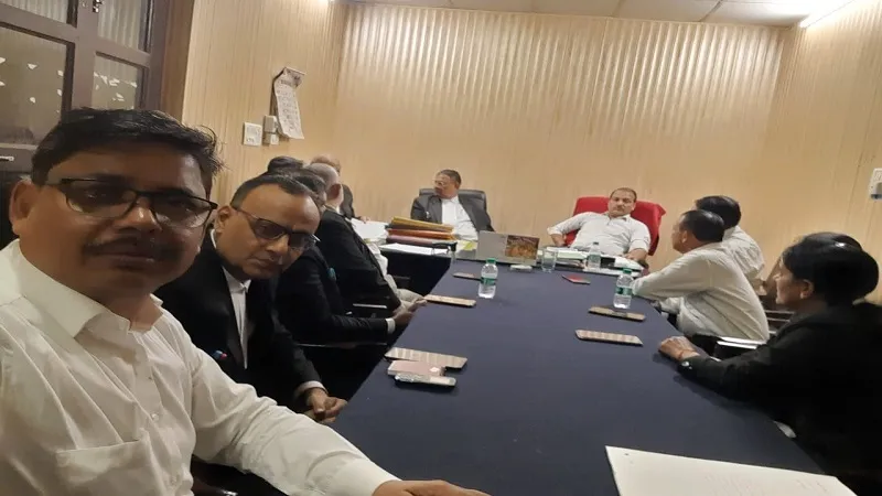 मुरादाबाद : कलेक्ट्रेट में रजिस्ट्री कार्यालय के लिए मंगलवार को वकीलों की कलमबंद हड़ताल