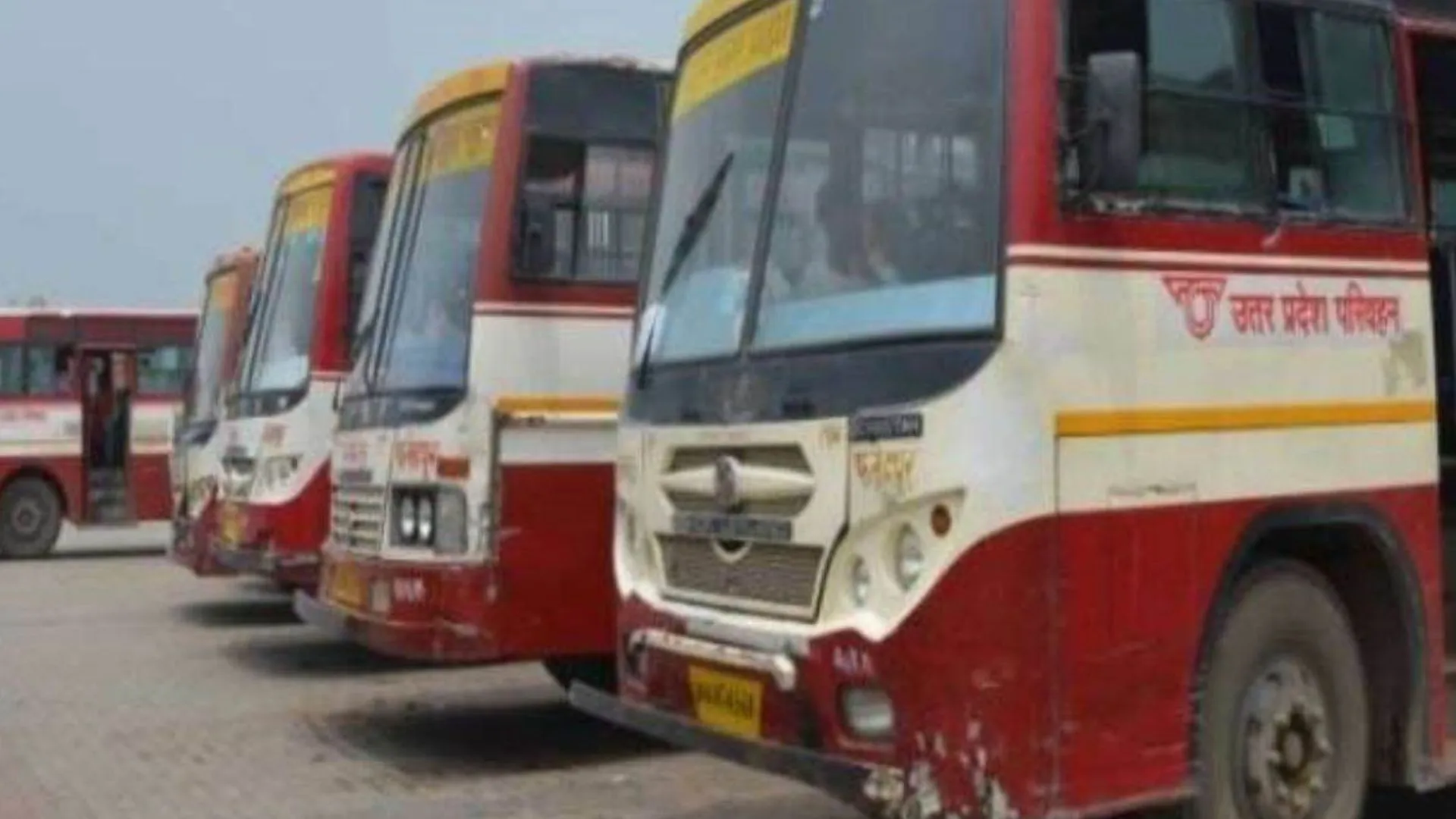 बरेली: रोडवेज बस ड्राइवर यात्रियों को बाईपास पर उतार रहे