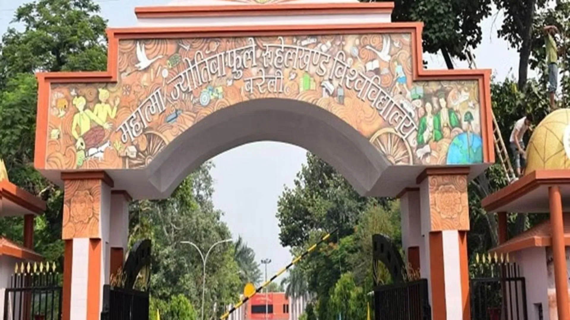 बरेली: नौकरी पाने को उमड़ी 12वीं से बीटेक पास युवक-युवतियों की भीड़