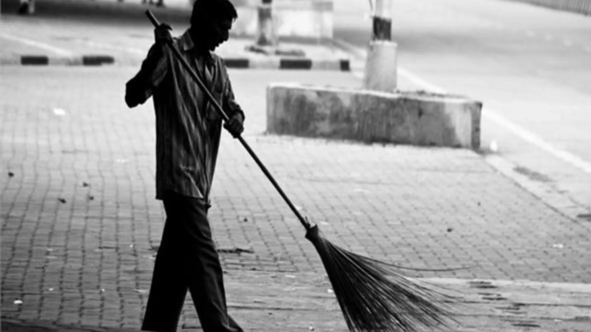 बरेली: वार्डों की सफाई व्यवस्था के लिए नहीं आ रहे ठेकेदार
