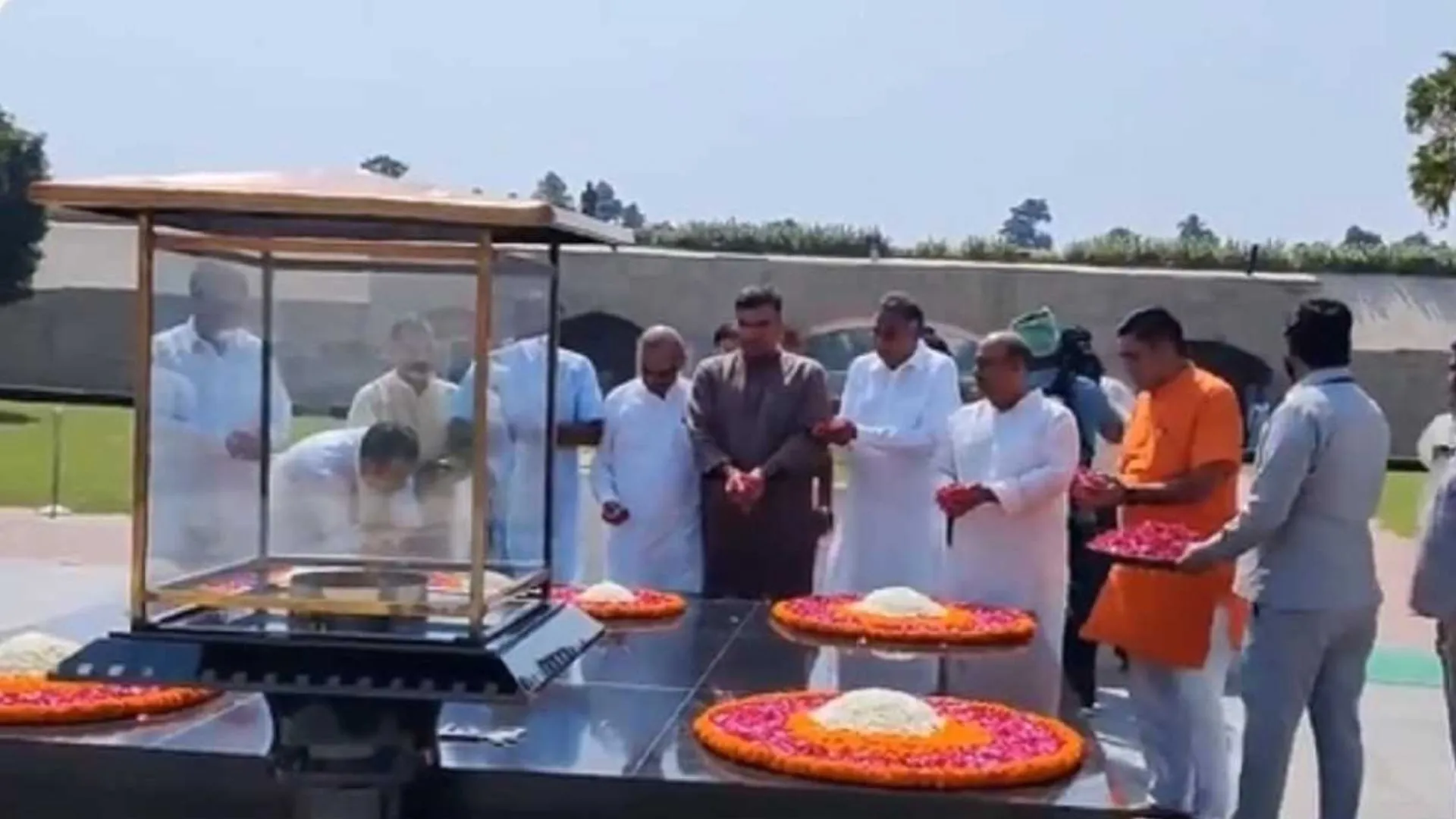 दिल्ली के भाजपा सांसदों व विधायकों ने ‘भष्ट’ आप सरकार से मुक्ति के लिए राजघाट में प्रार्थना की 
