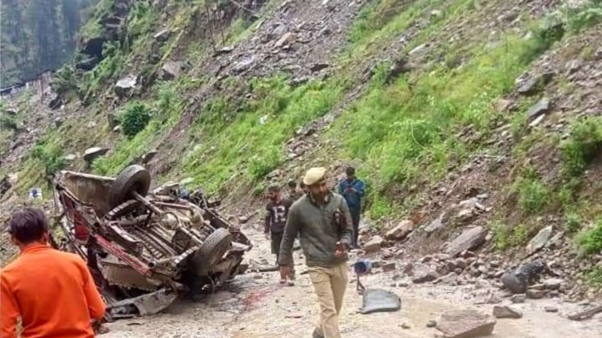 जम्मू-कश्मीर : खाई में वाहन गिरने से तीन मजदूरों की मौत, पांच अन्य गंभीर रूप से घायल 