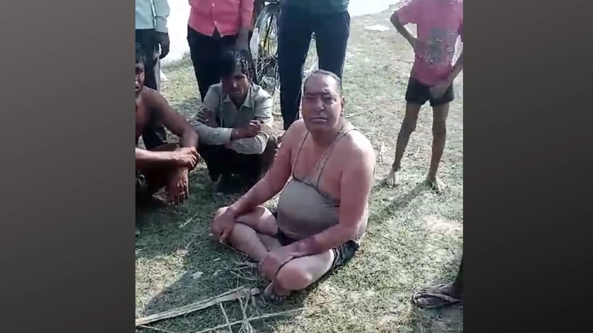 कासगंज: गंगा स्नान के नाम पर 100 रूपये नहीं देने पर श्रद्धालु को गंगा में फेंका...रातभर लहरों से जूझता रहा, सुबह ग्रामीणों ने बचाया