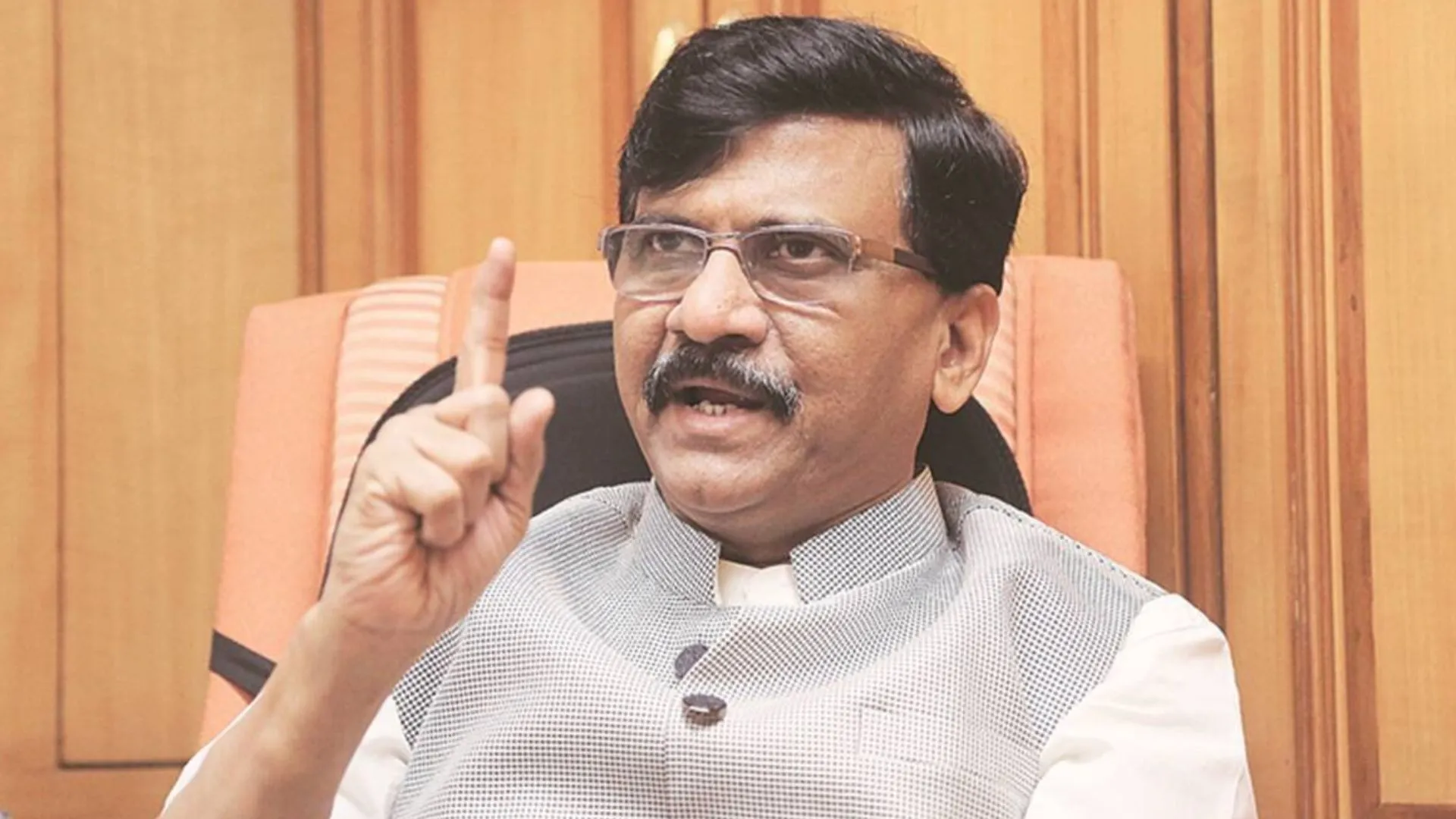 निर्वाचन आयोग को यह समझना चाहिए कि राकांपा संस्थापक अब भी मौजूद हैं : संजय राउत 