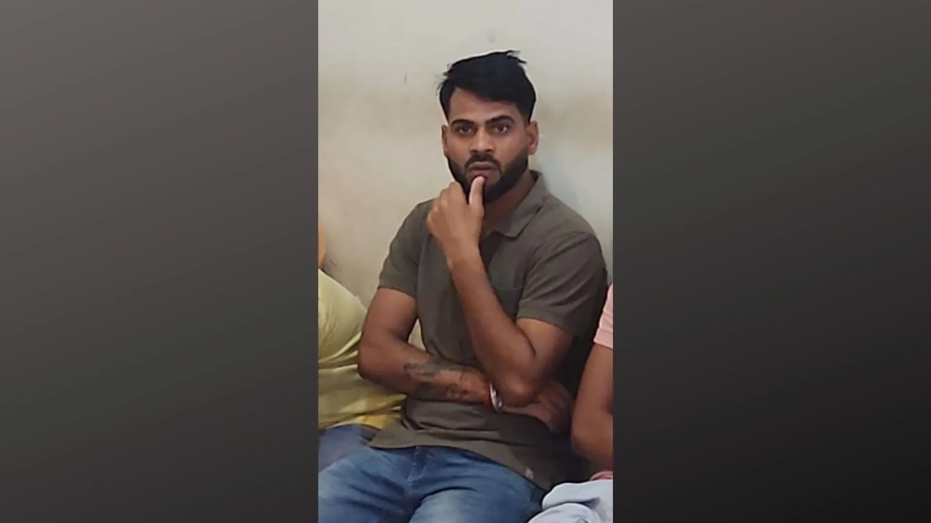 बरेली: बीएएमएस में पास कराने के नाम पर वसूली करने वाले को छात्रों ने पकड़ा