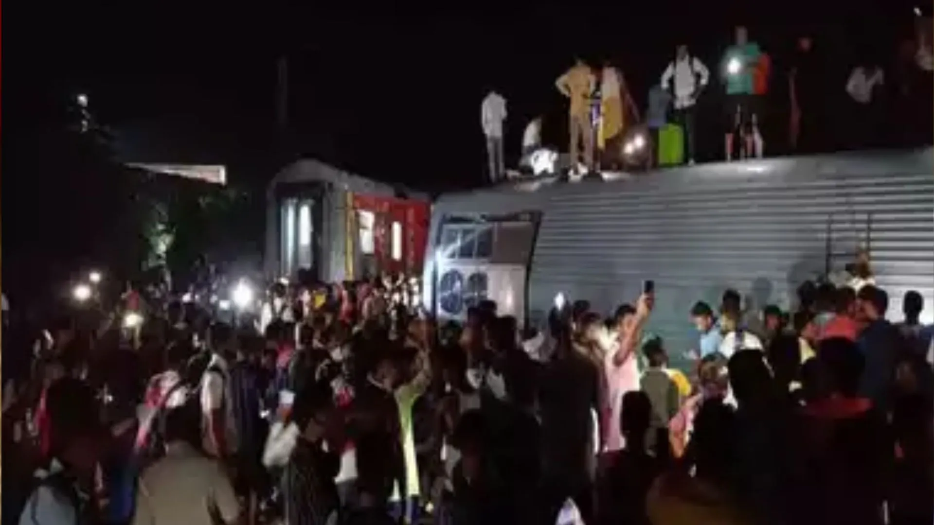 बिहार ट्रेन हादसा: दिल्ली-कामाख्या नॉर्थ ईस्ट एक्सप्रेस के कई डिब्बे पटरी से उतरे, चार लोगों की मौत, 70 घायल