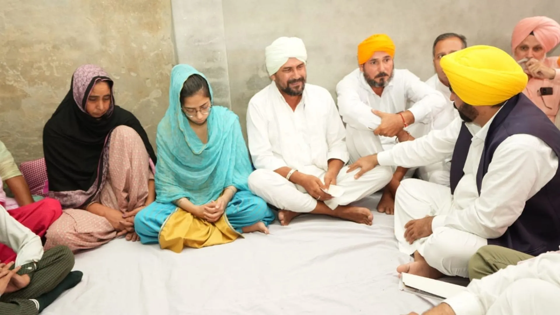 अग्निवीर अमृतपाल के घर पहुंचे मुख्यमंत्री भगवंत मान, परिवार को सौंपा एक करोड़ का चेक