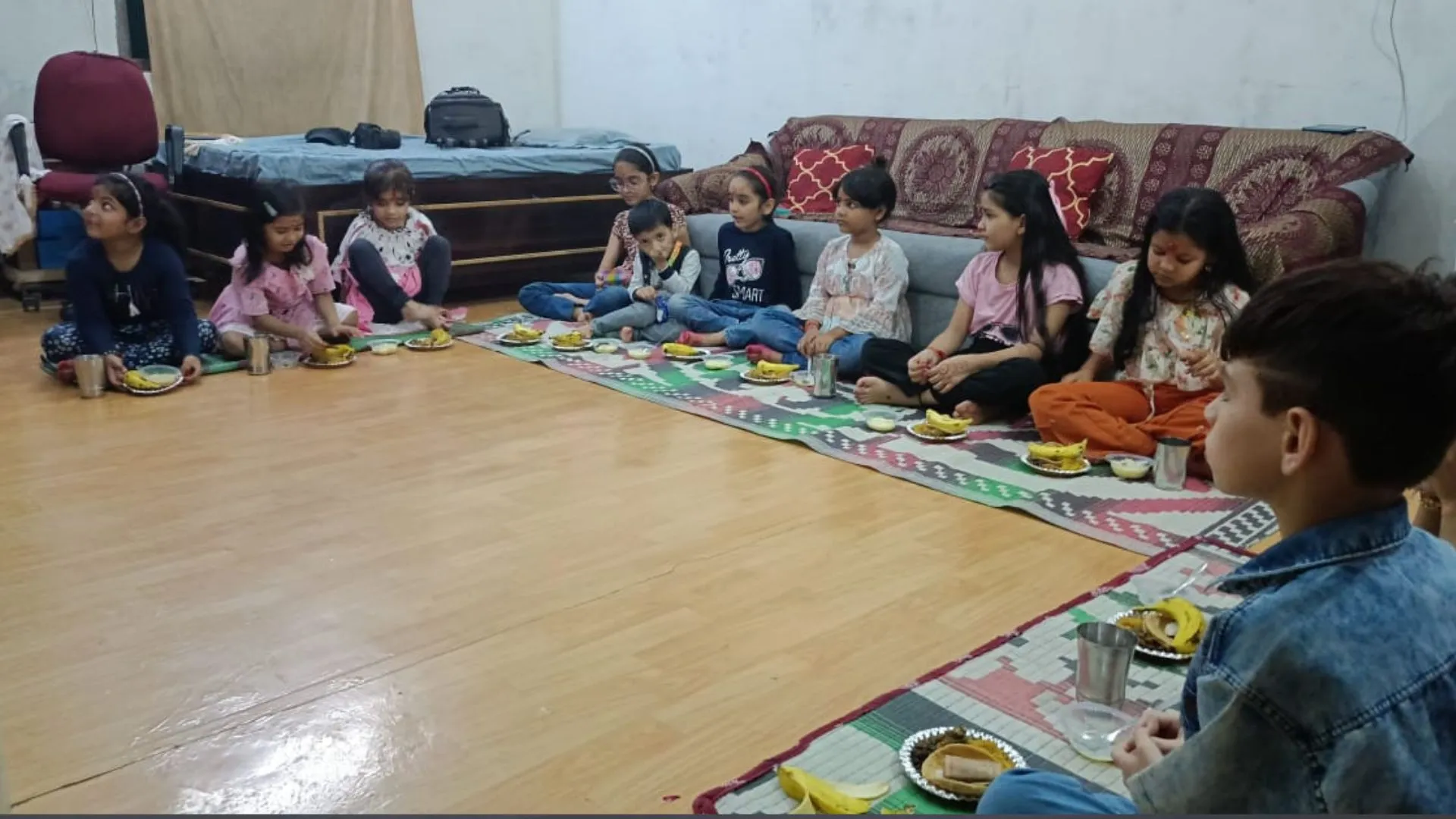 बरेली: नवरात्र की नवमी के पावन अवसर पर हवन पूजन कर घरों में जिमाई गईं कन्याएं