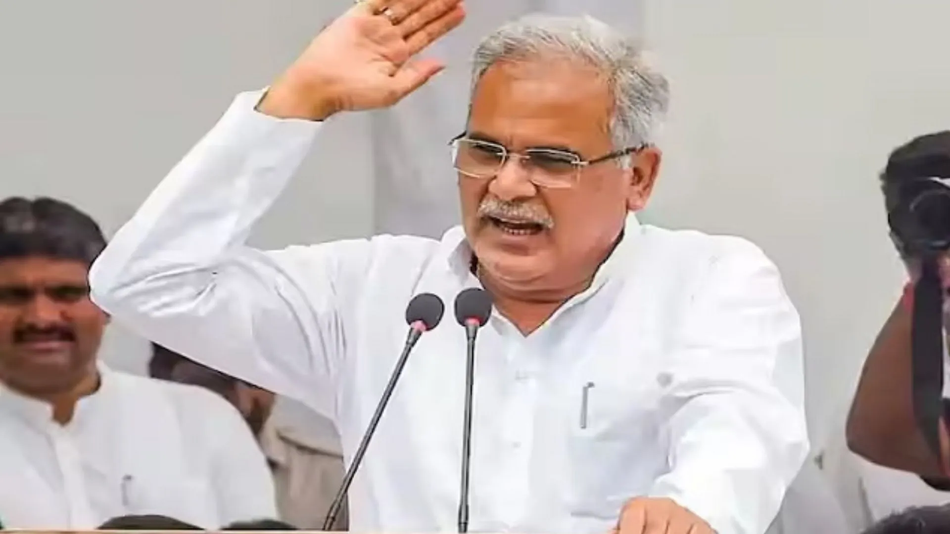 दशहरा पर भाजपा ने जारी किया पोस्टर, CM बघेल बोले- पिछड़ों को गाली देना भाजपा की परंपरा 